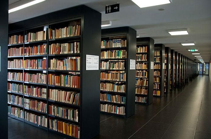 Regale Bibliothek
