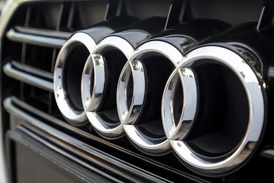 Audi-Logos auf Fahrzeug