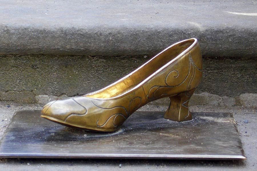 goldene Schuh-Skulptur von Aschenputtel