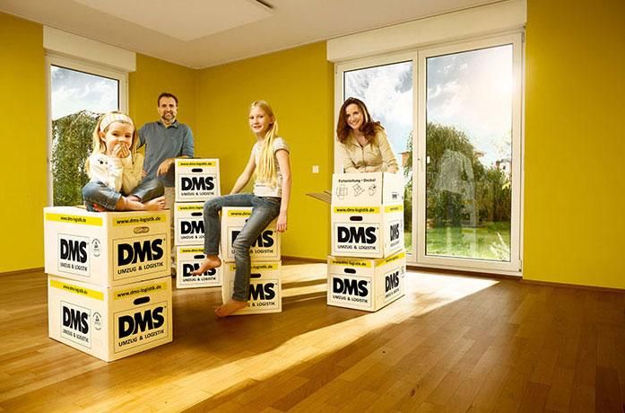 Familie mit Umzugskartons