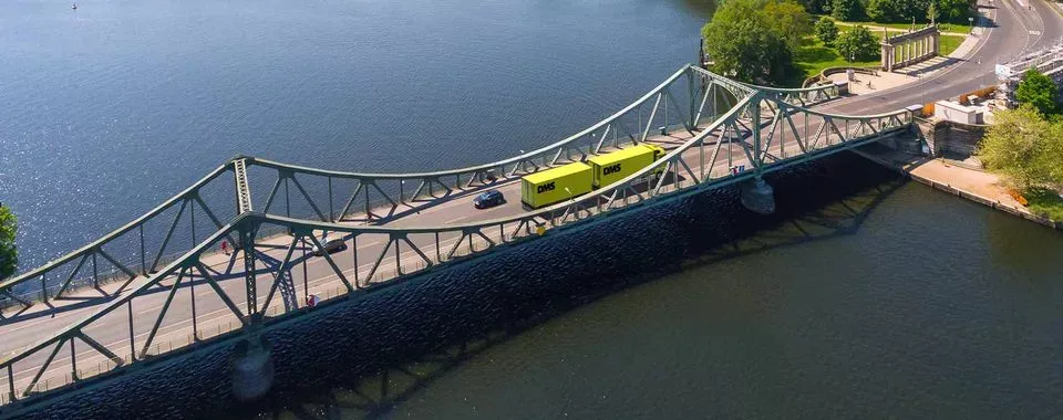 Möbeltransporter auf Brücke zwischen Berlin und Potsdam