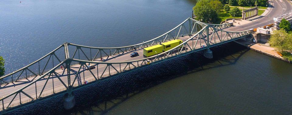 LKW auf Glienicker Brücke