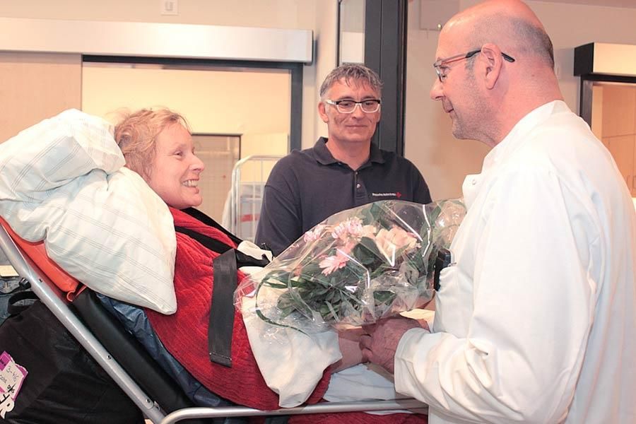 Arzt übergibt Blumen