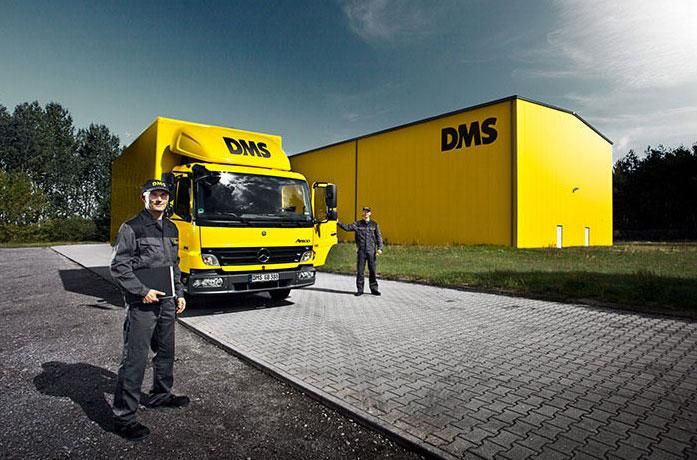 Möbeltransporter vor Lager