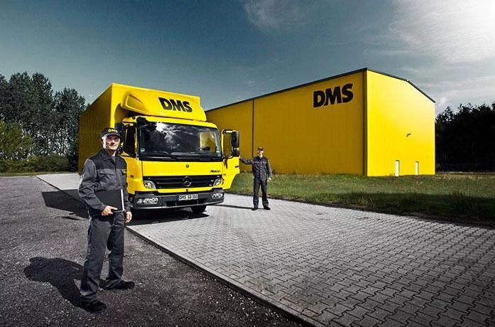 Möbeltransporter vor Lager
