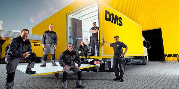 Gruppe Umzugsprofis vor LKW