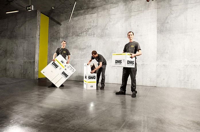 Umzugshelfer mit Karton