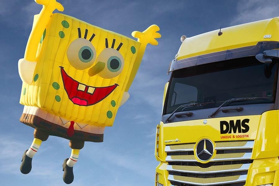 Spongebob-Ballon neben LKW